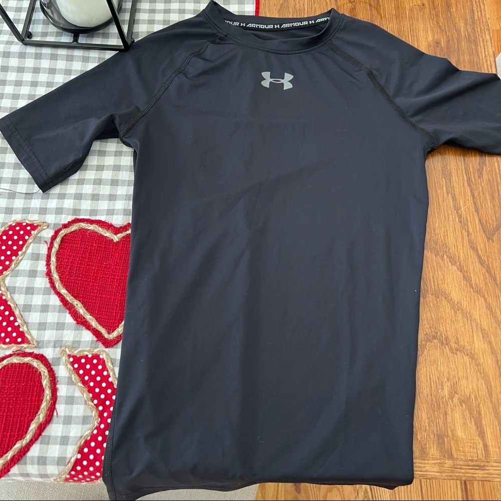 Black Under Armour headgear shirt